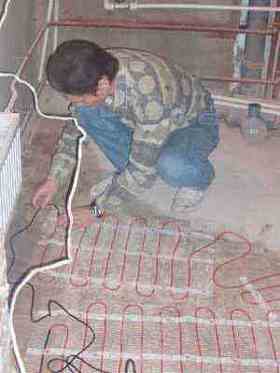 Раскладка греющего мата на бетонном основании в санузле